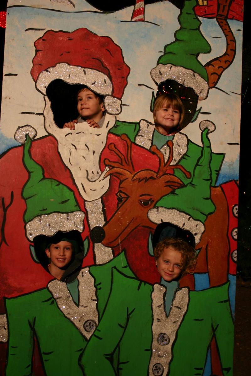 2005/12(Dec)/01(Christmas-Lights)/02(AustinTrail Lights)/800x600_2005-12-22-40.JPG